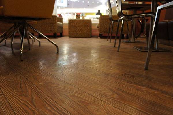 Укладка кварцвиниловой плитки в ТЦ "ПаркХаус" Cofee Shop